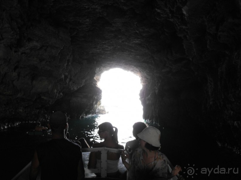 заплываем в пещеру