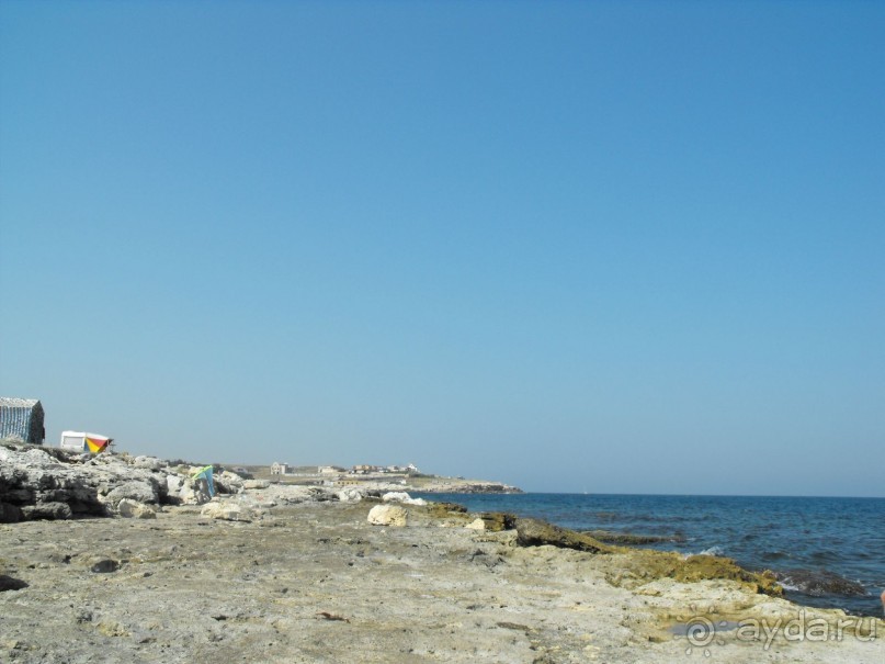 каменный пляж,берите ссбой потолще покрывало,удобно будет лежать. 