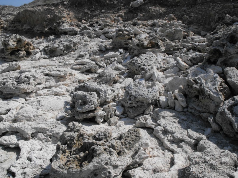 камень по всюду ни единого мягенького песочка