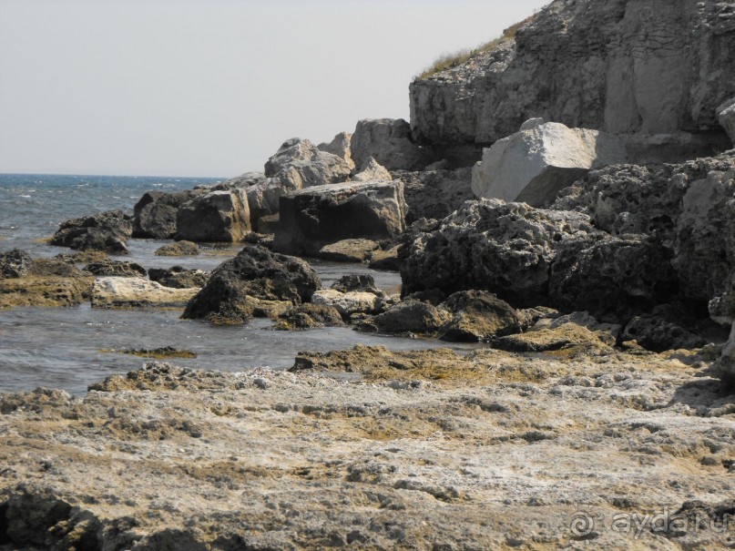 камень по всюду ни единого мягенького песочка