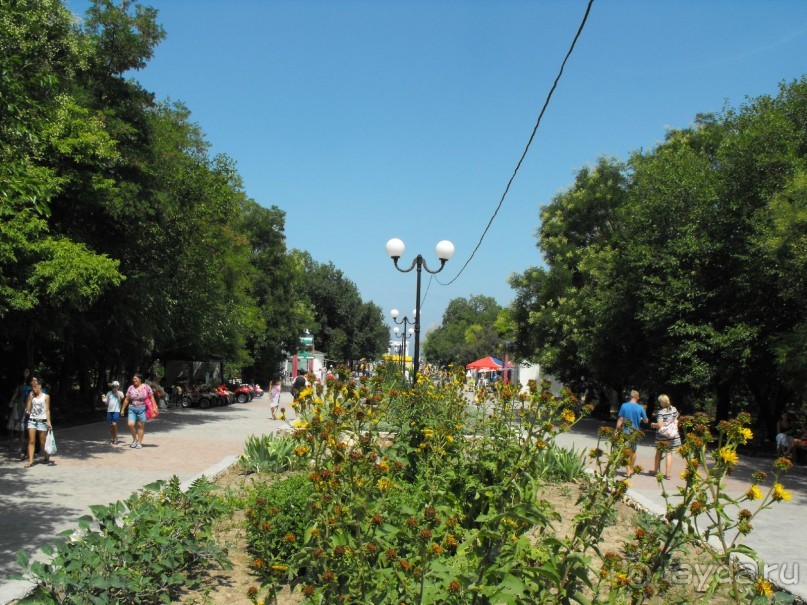 парк к морю,тут стоять для детей электро- мотоциклы и машинки