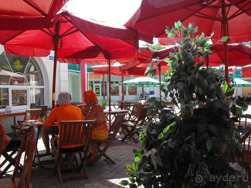 фото кафе рядом с магазином "Массандра и "нкерман",вот такое меню и размер порции,оченьвкусно.