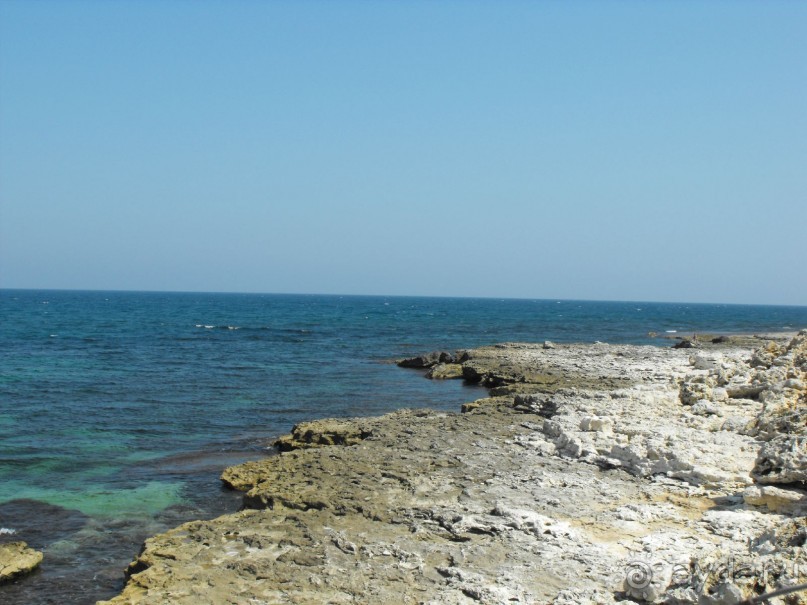 каменный пляж,берите ссбой потолще покрывало,удобно будет лежать. 