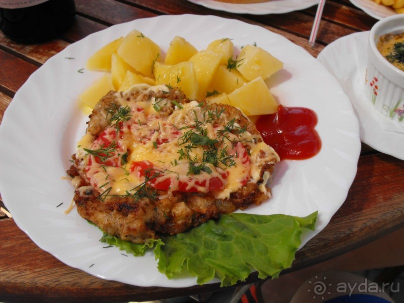 фото кафе рядом с магазином "Массандра и "нкерман",вот такое меню и размер порции,оченьвкусно.