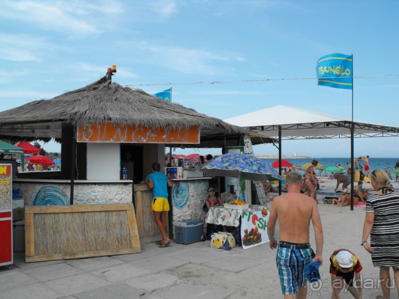 Тут на пляже основном проводятся ночные бесплатные дискотеки и очень громко музыка играет