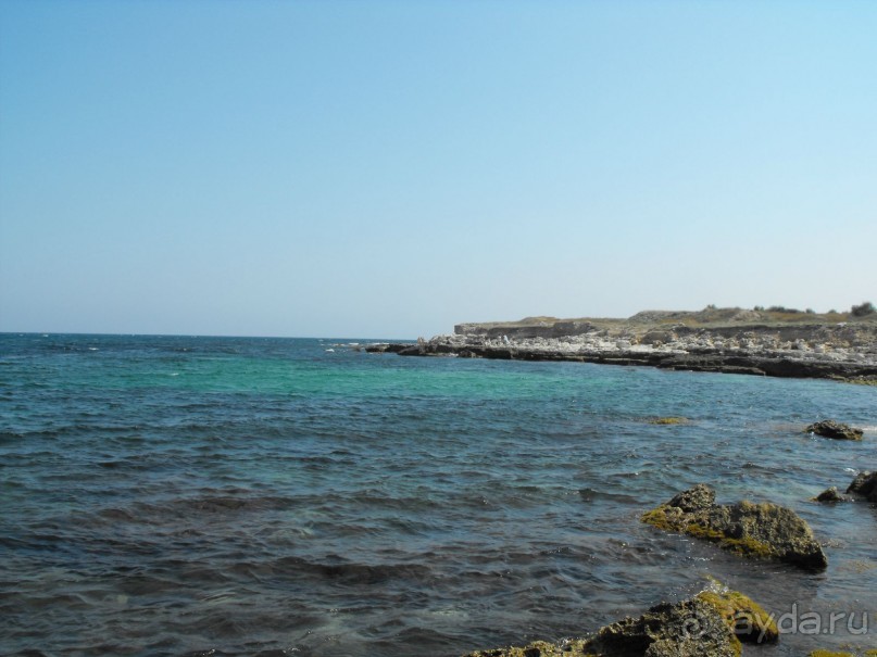 каменный пляж,берите ссбой потолще покрывало,удобно будет лежать. 