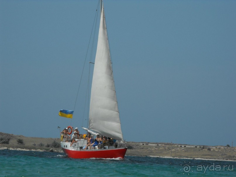 Экскурсия на яхте с рыбалкой в открытом море. Чел с громкоговорителем скажет на пляже