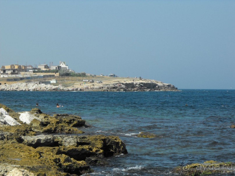 каменный пляж,берите ссбой потолще покрывало,удобно будет лежать. 