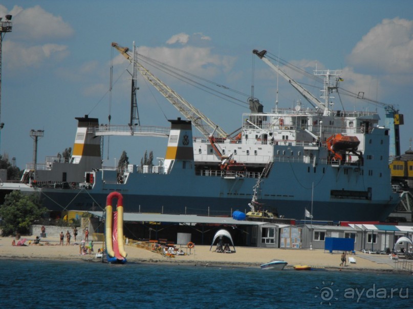 вот про этот порт я говорил, когда упоминал про грязную воду.Фото сделано с прогулочного катера
