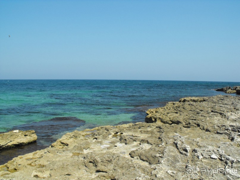 каменный пляж,берите ссбой потолще покрывало,удобно будет лежать. 