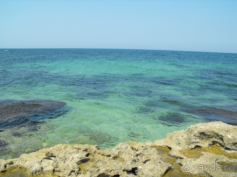 каменный пляж,берите ссбой потолще покрывало,удобно будет лежать. 