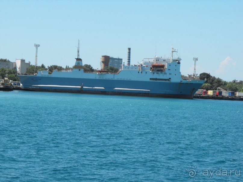 вот про этот порт я говорил, когда упоминал про грязную воду.Фото сделано с прогулочного катера