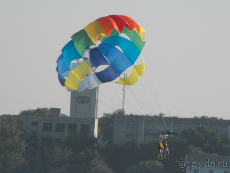 Так же можно на парашюте полетать.