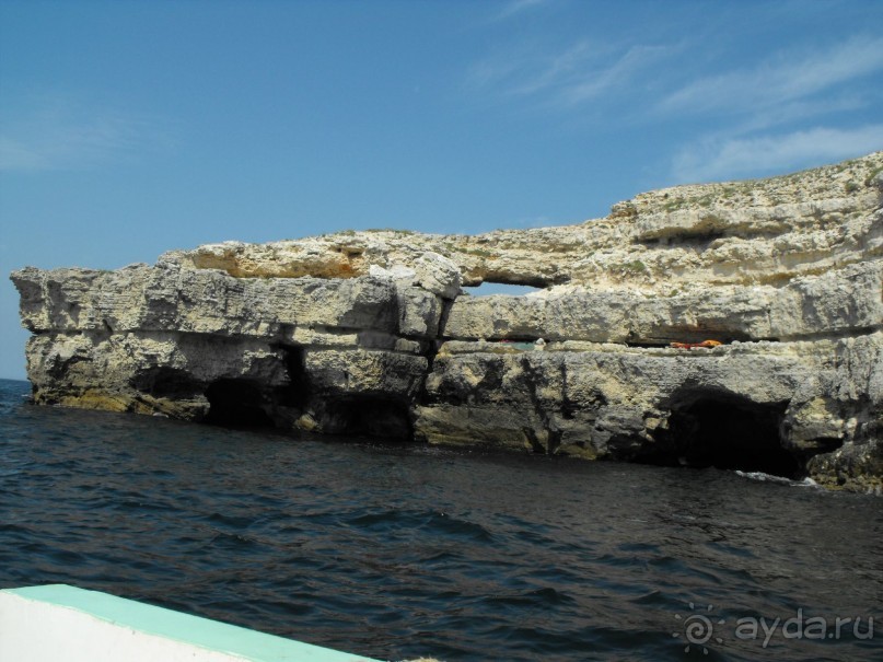 тут уже начинают жить в этих пещерах люди ,которые приехали на отдых