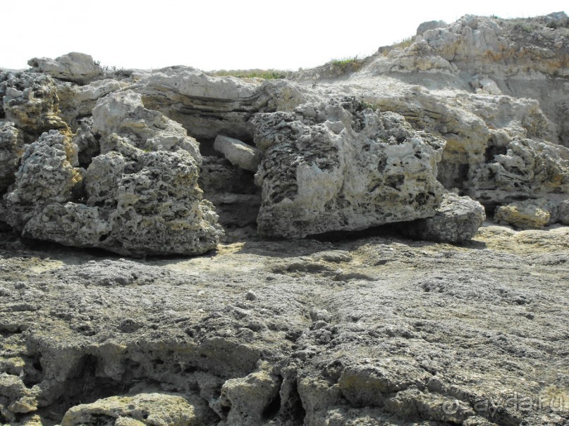 камень по всюду ни единого мягенького песочка