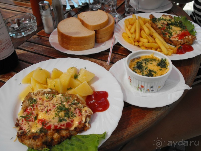 фото кафе рядом с магазином "Массандра и "нкерман",вот такое меню и размер порции,оченьвкусно.