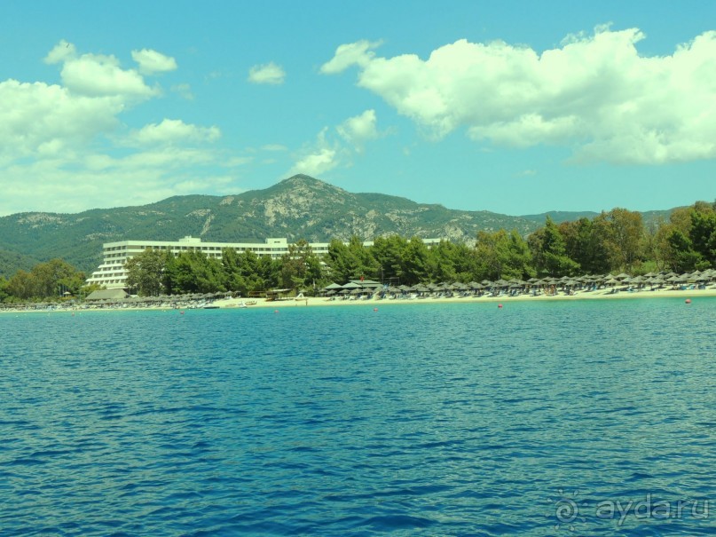 Вид с моря на отель Sithonia Talasso &amp; SPA Porto Carras