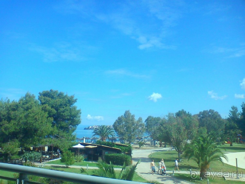 Вид с терассы ресторана, где мы завтракали и ужинали, на территорию отеля