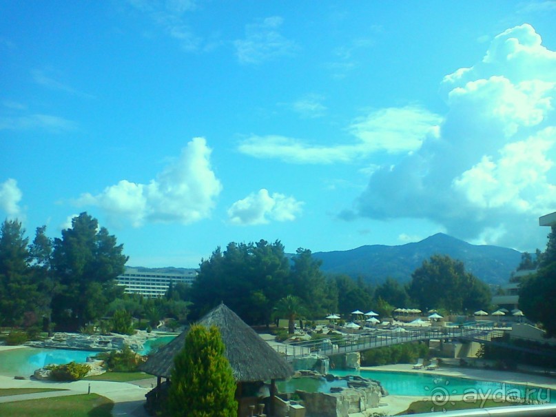 Вид с терассы ресторана, где мы завтракали и ужинали, на территорию отеля