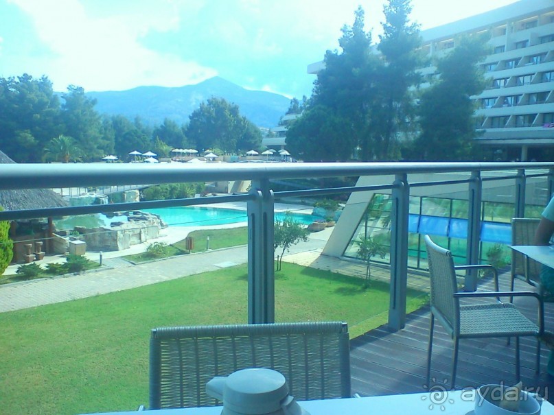 Вид с терассы ресторана, где мы завтракали и ужинали, на территорию отеля