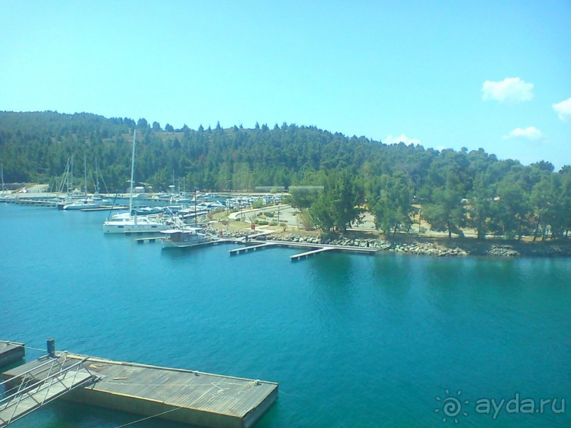 Вид с терассы ресторана, где мы завтракали и ужинали, на бухту