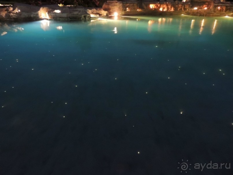 Бассейн в отеле Sithonia Talasso &amp; SPA Porto Carras к вечеру весь в звездах