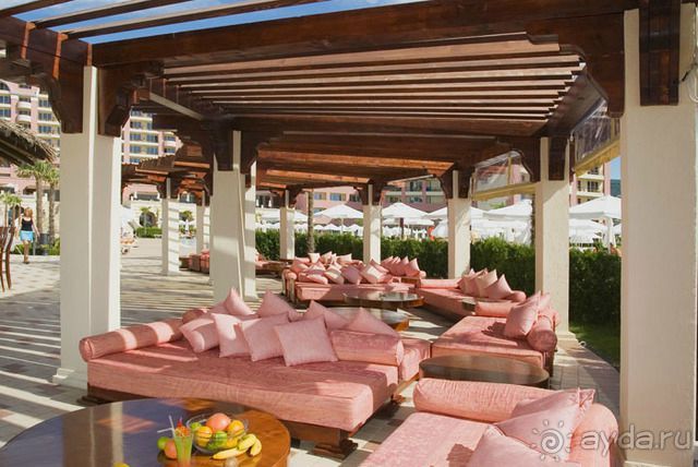 Ресторан возле бассейнов