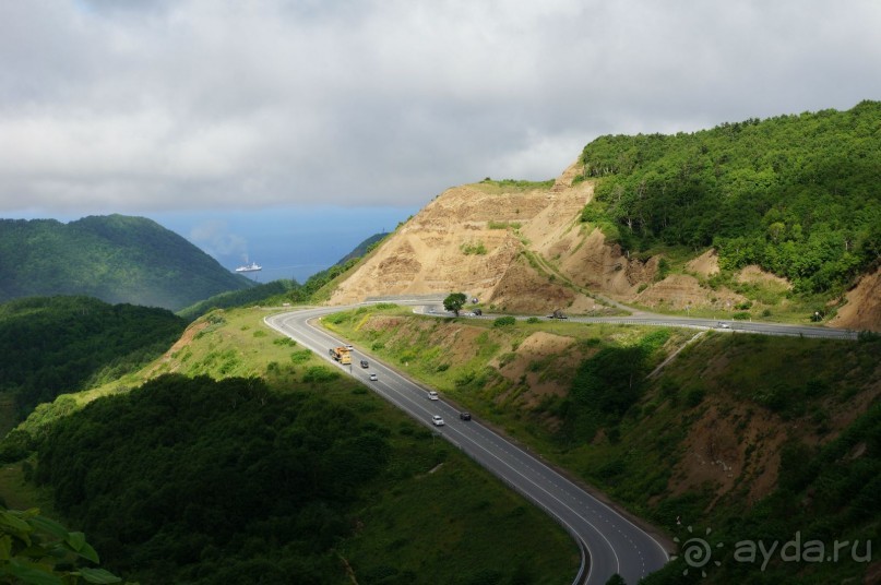 Там,   за   сопками,   на   берегу   моря   расположен   г.  Холмск.