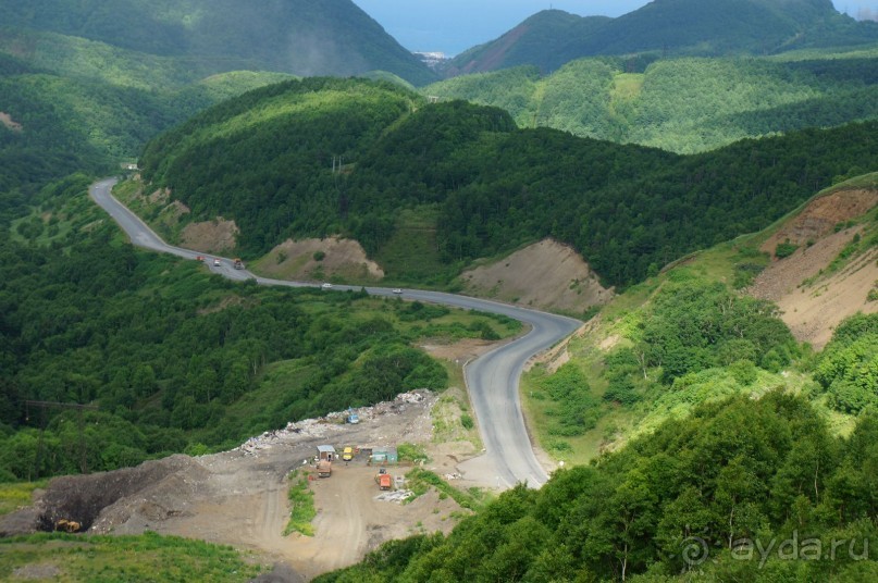 Памятник    изображен   в   виде   взметнувшейся   ввысь   волны,   на   гребне   которой   установлена   75   мм.   противотанковая    пушка.