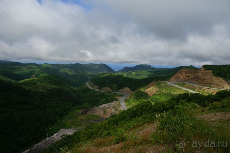 Основание    комлекса   с   плитами,    на   которых   увековечены   фамилии    погибших    воинов     в    битве   за   перевал.