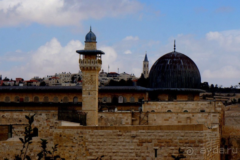 Над твердью голубой есть город золотой.