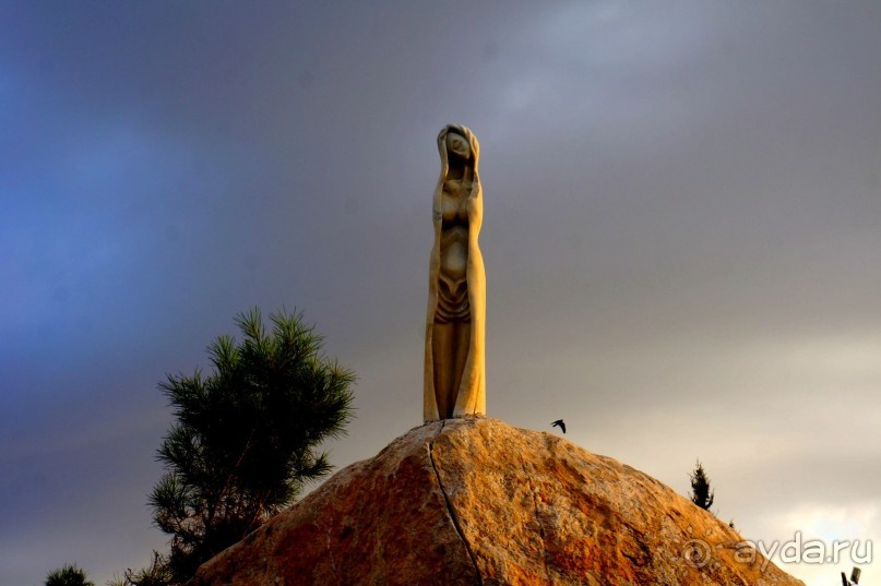 Над твердью голубой есть город золотой.