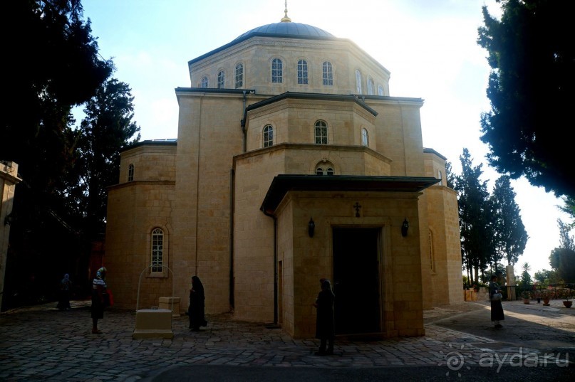 Над твердью голубой есть город золотой.