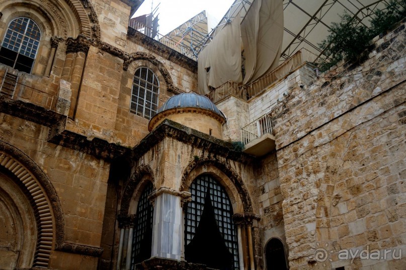 Над твердью голубой есть город золотой.