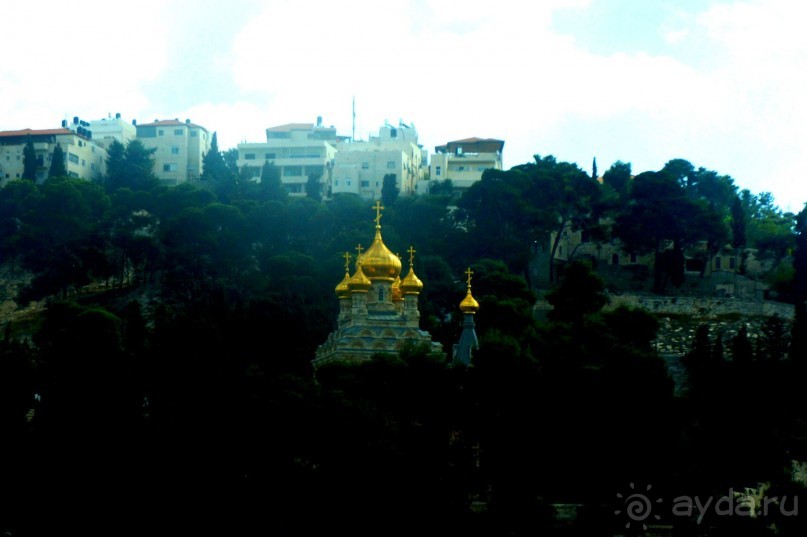 Над твердью голубой есть город золотой.