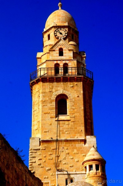 Над твердью голубой есть город золотой.