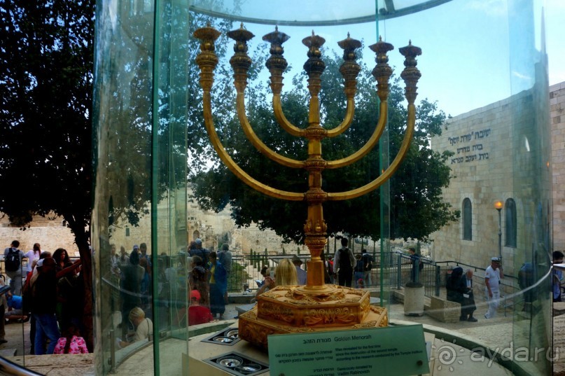 Над твердью голубой есть город золотой.