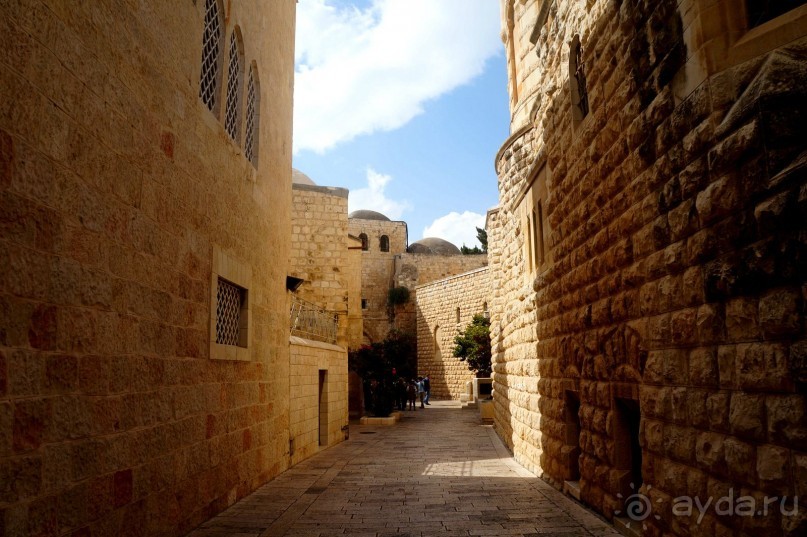 Над твердью голубой есть город золотой.