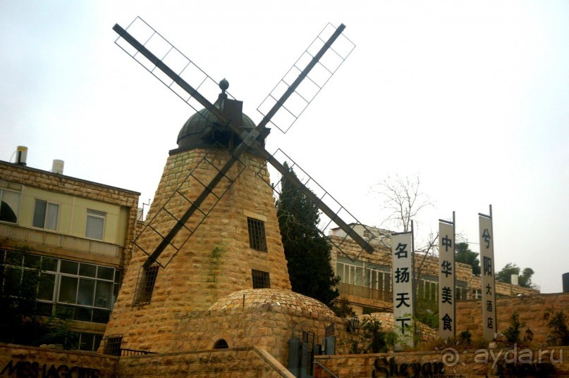 Над твердью голубой есть город золотой.