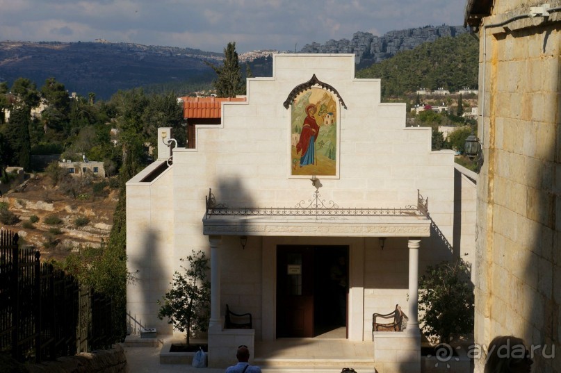 Над твердью голубой есть город золотой.