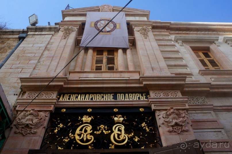 Над твердью голубой есть город золотой.