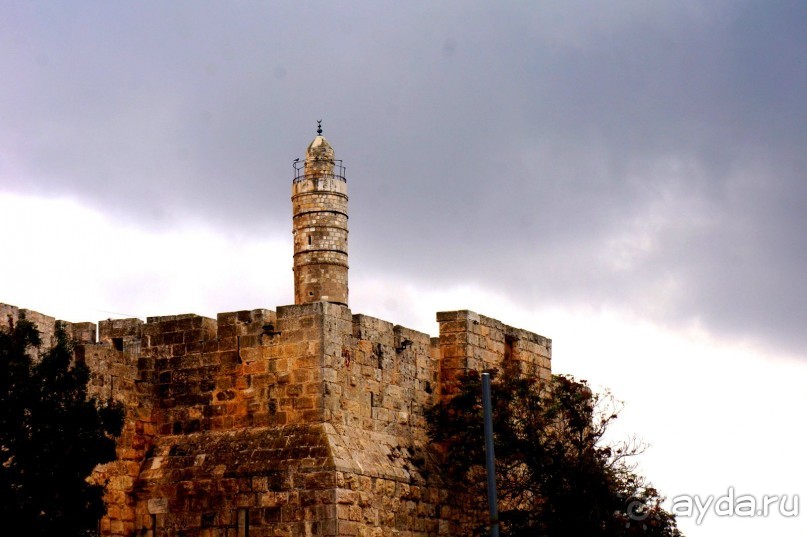 Над твердью голубой есть город золотой.