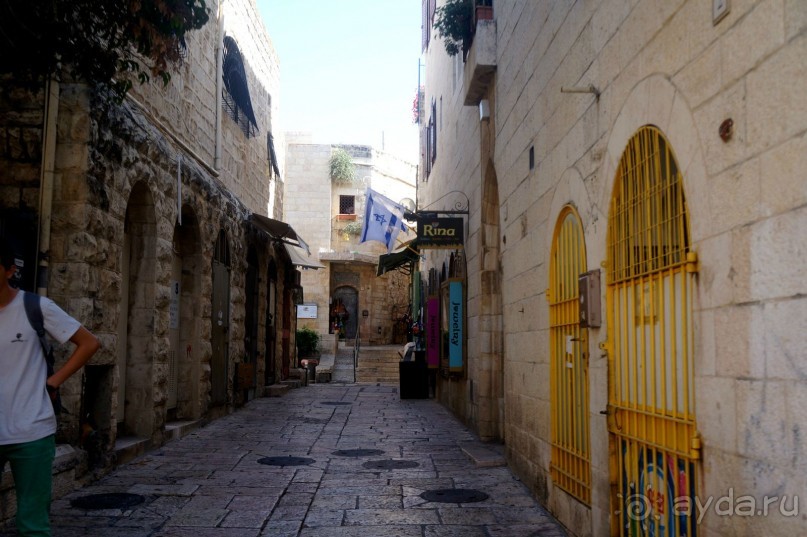 Над твердью голубой есть город золотой.