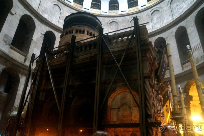 Над твердью голубой есть город золотой.