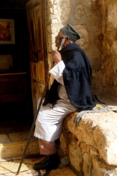 Над твердью голубой есть город золотой.