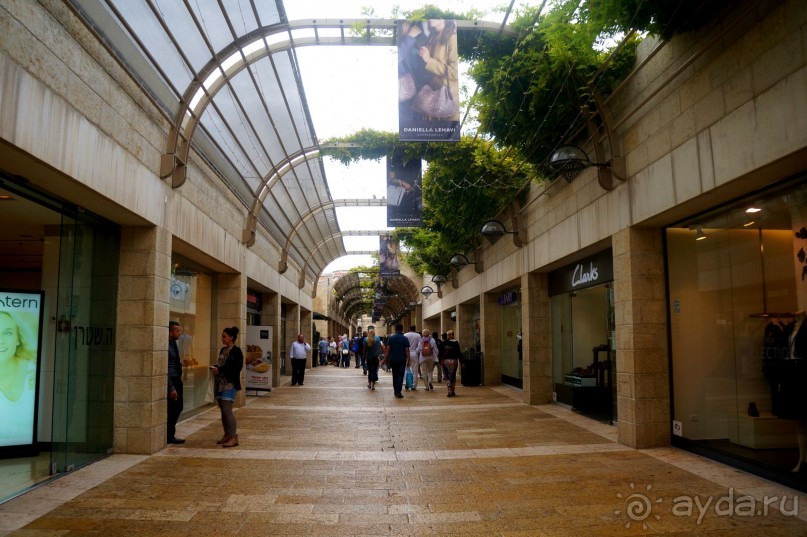 Над твердью голубой есть город золотой.