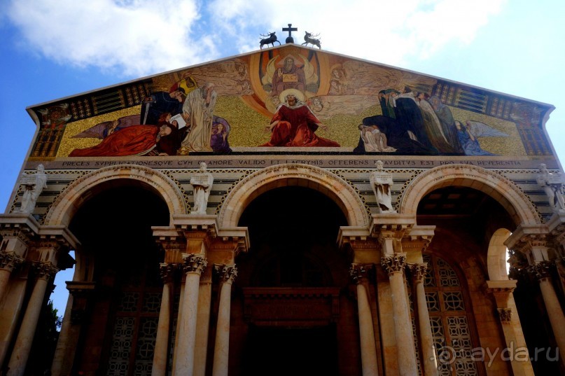 Над твердью голубой есть город золотой.