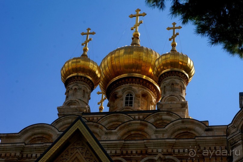 Над твердью голубой есть город золотой.