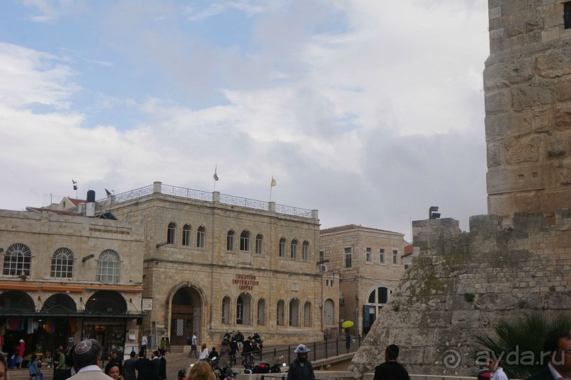 Над твердью голубой есть город золотой.