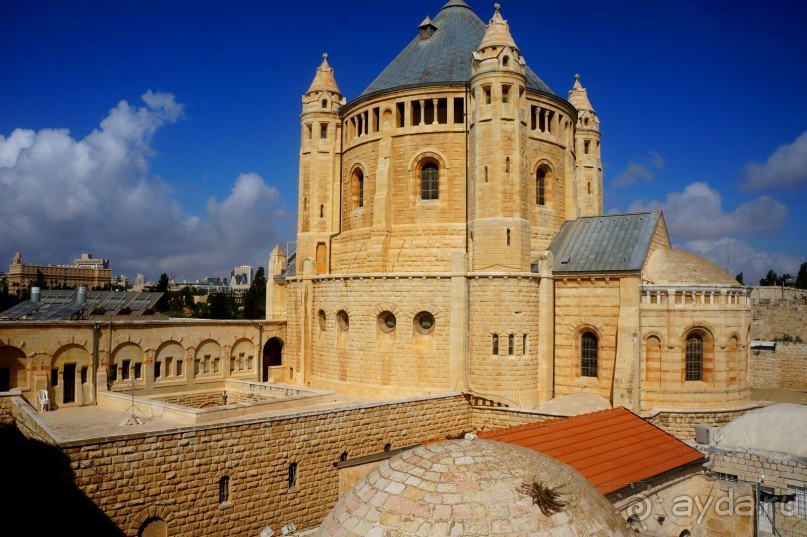 Над твердью голубой есть город золотой.